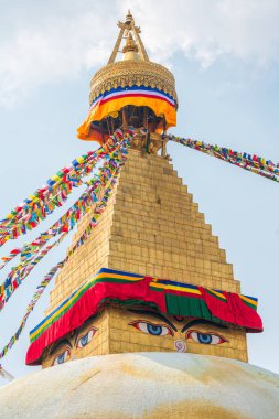 Boudhanath Stupa ve dua bayrakları Katmandu, Nepal 'de. Boudha Stupa 'nın Budist stupası dünyanın en büyük aptallarından biridir.
