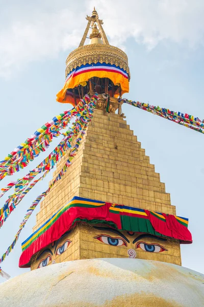 ネパールのカトマンズにあるブハナート ストゥーパと祈りの旗 仏ストゥーパの仏ストゥーパは世界最大の仏塔の一つです — ストック写真
