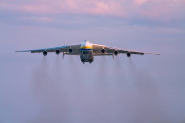 Antonov An-225 MRIYA uçak Kiev, Ukrayna Kyiv havaalanından alır. Bu dev kargo uçağı şimdiye kadar yapılmış en ağır uçağıdır. Yaz 2018