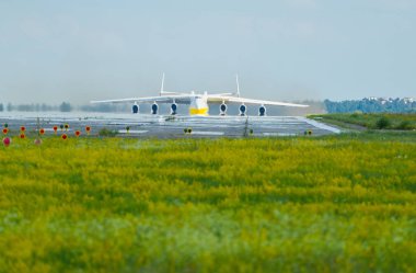 Antonov An-225 MRIYA uçak Kiev, Ukrayna Kyiv havaalanından alır. Bu dev kargo uçağı şimdiye kadar yapılmış en ağır uçağıdır. Yaz 2018