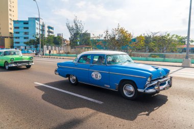 Havana, Küba'da turistler ile Retro taksi araçlar. Malecón karayolu üzerinde bahar 2018 yakalanan