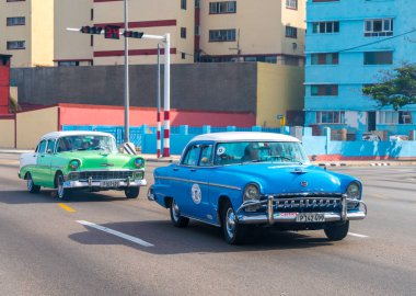 Havana, Küba'da turistler ile Retro taksi araçlar. Malecón karayolu üzerinde bahar 2018 yakalanan