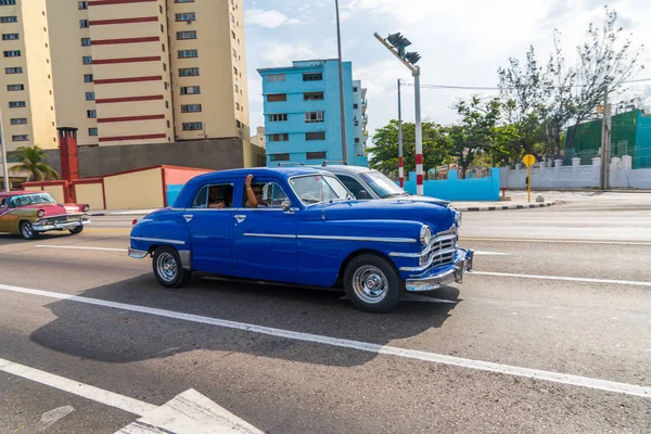 Régi Retro Taxi Autók Turisták Itt Havanna Kuba Malecon Útszakaszon — Stock Fotó