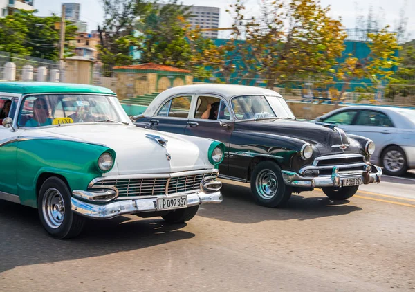 Retro Taxi Vehicles Tourists Havana Cuba Captured Malecon Roadway Spring — Stock Photo, Image
