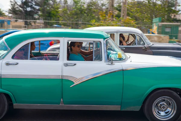 Οχήματα Ταξί Ρετρό Τουρίστες Στην Αβάνα Κούβα Συλλαμβάνονται Οδόστρωμα Malecon — Φωτογραφία Αρχείου
