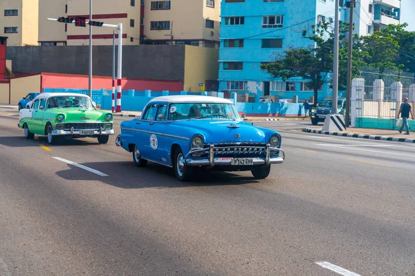 在古巴哈瓦那有游客的复古的士车 2018春季在马雷贡海滨大道巷道捕获 — 图库照片