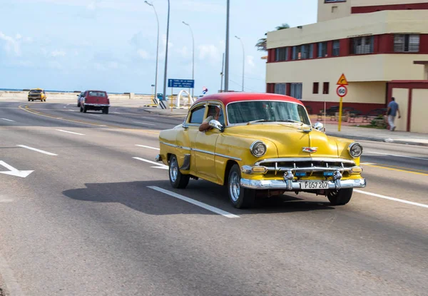 Carro Táxi Retro Amarelo Com Turistas Havana Cuba Capturado Estrada — Fotografia de Stock