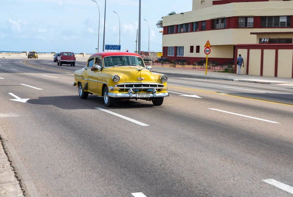 Yellow Retro Taxi Car Tourists Havana Cuba Captured Malecon Roadway — Stock Photo, Image