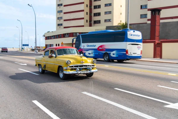 Sárga Retro Taxi Autót Turisták Itt Havanna Kuba Malecon Útszakaszon — Stock Fotó