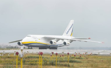 An-124-100m-150 Ruslan Ukrayna uçak kargo taşıyıcı Kyiv havaalanında Kiev, Ukrayna. Yaz 2018, Antonov uçaklar
