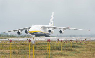 An-124-100m-150 Ruslan Ukrayna uçak kargo taşıyıcı Kyiv havaalanında Kiev, Ukrayna. Yaz 2018, Antonov uçaklar