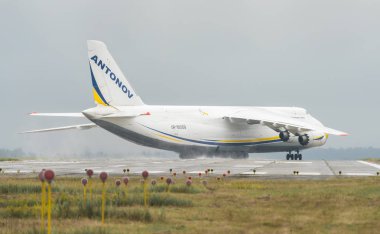 An-124-100m-150 Ruslan Ukrayna uçak kargo taşıyıcı Kyiv havaalanında Kiev, Ukrayna. Yaz 2018, Antonov uçaklar