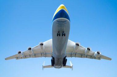 Kiev, Ukrayna Kyiv havaalanına iniş Antonov An-225 MRIYA uçak. Bu dev kargo uçağı şimdiye kadar yapılmış en ağır uçağıdır. Yaz 2018