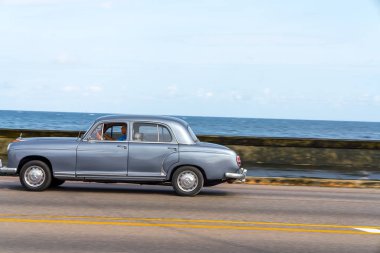 Havana, Küba'da turistler ile lüks retro taksi araba. Malecón karayolu üzerinde bahar 2018 yakalanan