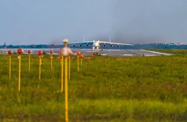 Antonov 225는 Mriya 항공기는 키예프 우크라이나에서 Gostomel 공항에서 내려요 수송기도 — 스톡 사진