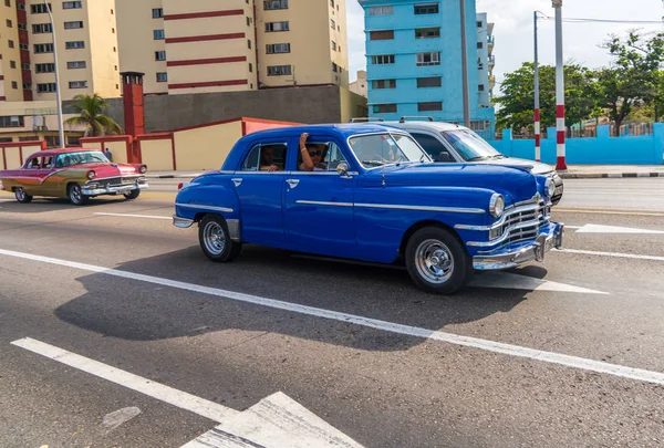 Gamla Retro Taxi Bilar Med Turister Havanna Kuba Fångas Malecon — Stockfoto