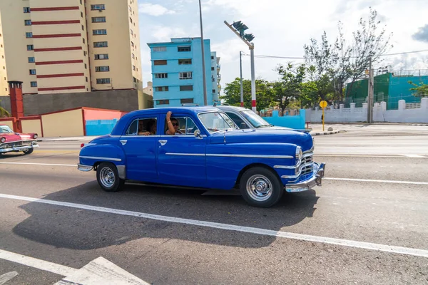 Gamla Retro Taxi Bilar Med Turister Havanna Kuba Fångas Malecon — Stockfoto