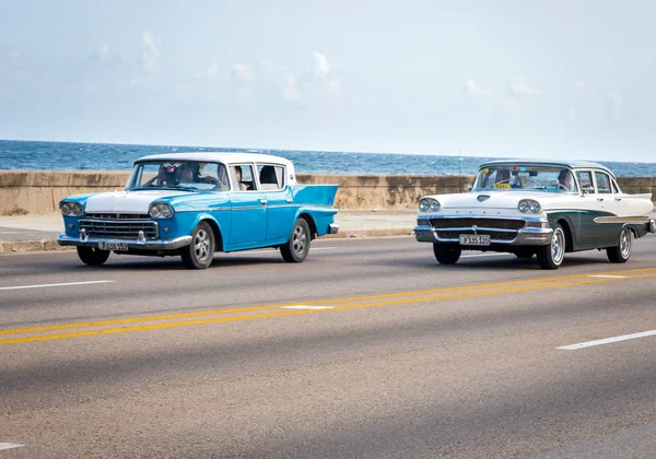 Retro Taxi Fordon Med Turister Havanna Kuba Fångas Malecon Vägbanan — Stockfoto