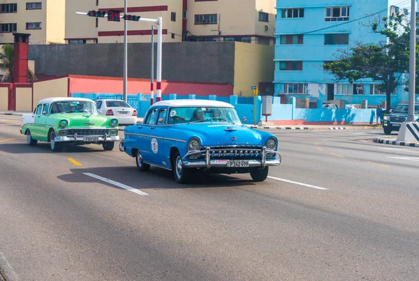 Retro Taxi Fordon Med Turister Havanna Kuba Fångas Malecon Vägbanan — Stockfoto