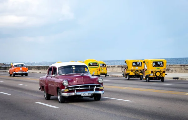 Taxi Régi Retro Hegyi Kubában Malecon Útszakaszon Rögzített — Stock Fotó