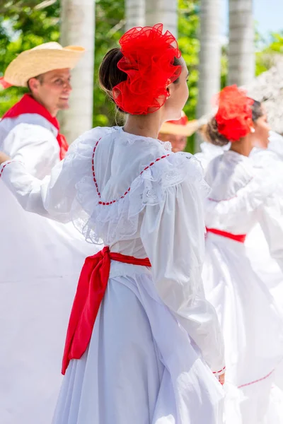 Oğlu jarocho la bamba halk dansları dans dansçılar. Küba, bahar 2018