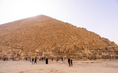 Fotoğraf ve Kahire'deki Giza Pyramids yakınındaki selfies alan insanlar. Mısır'da ele geçirdi. Sonbahar 2018