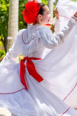 Oğlu jarocho la bamba halk dansları dans dansçılar. Küba, bahar 2018