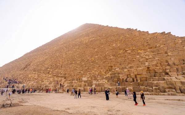 Mensen Nemen Foto Selfies Buurt Van Piramides Van Giza Caïro — Stockfoto