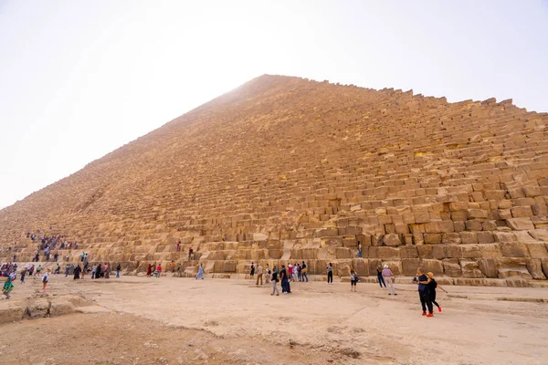 の写真を撮ると Selfies カイロのギザのピラミッドの近きます エジプトで捕獲しました 2018 — ストック写真