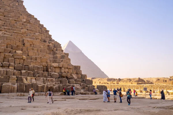 人们在开罗吉萨金字塔附近拍照自拍 在埃及被抓获2018年秋季 — 图库照片