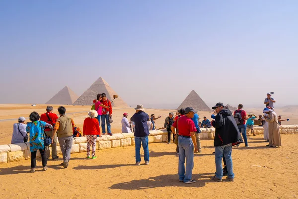 Люди Приймають Фотографії Selfies Поблизу Піраміди Гізи Каїрі Захопили Єгипті — стокове фото