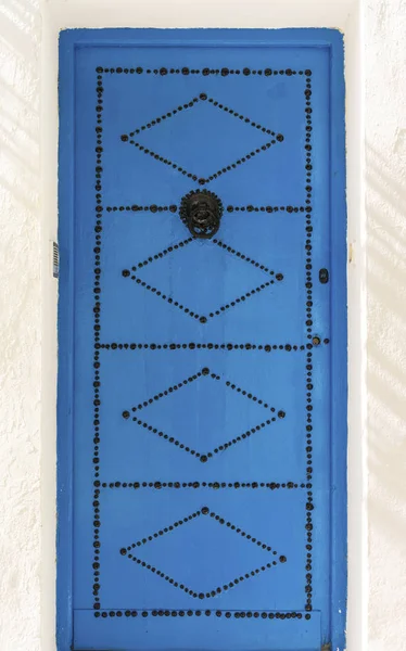 チュニジアのシディブ サイドからアンダルシア スタイルの高齢者の青いドア — ストック写真