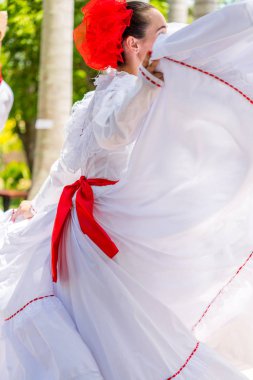 Oğlu jarocho la bamba halk dansları dans dansçılar. Küba, bahar 2018