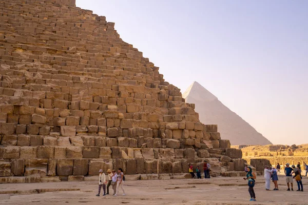 Lidé Fotografie Selfie Nedaleko Pyramid Gíze Káhiře Zachyceny Egyptě Podzim — Stock fotografie