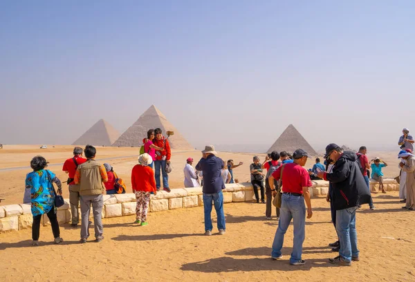 Люди Приймають Фотографії Selfies Поблизу Піраміди Гізи Каїрі Захопили Єгипті — стокове фото