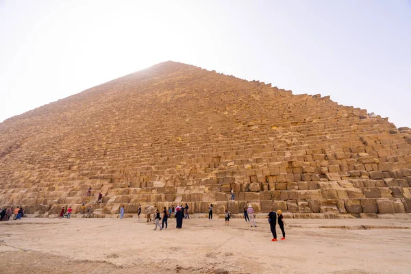 Ihmiset Ottavat Kuvia Selfieitä Lähellä Gizan Pyramideja Kairossa Vangittu Egyptissä — kuvapankkivalokuva