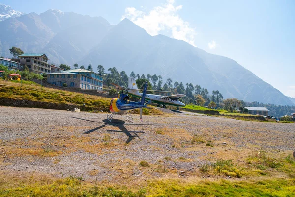 Lukla Havaalanına Himalayalar Yakalanan Güz 2013 Nepal Khumbu Bölge Helikopter — Stok fotoğraf