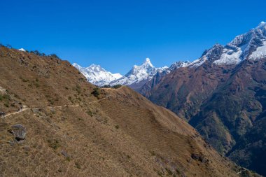 Herhangi bir zamanda, Lhotse ve Ama Dablam zirve toplantısı yapıldı. Nepal Everest Ana kampı trek