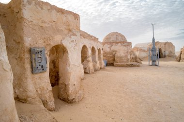 Tatooine gezegen manzara kümeleri için kayan yıldız savaşları film Sahara Çölü'nde terk edilmiş. Sahara, Tunus, 2016 olabilir