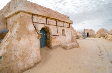 Tatooine gezegen manzara kümeleri için kayan yıldız savaşları film Sahara Çölü'nde terk edilmiş. Sahara, Tunus, 2016 olabilir