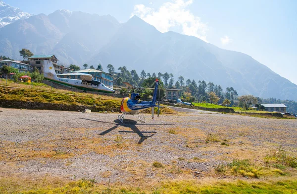 Rädda Helikopter Lukla Airport Himalaya Inspelat Hösten 2013 Nepal Khumbu — Stockfoto