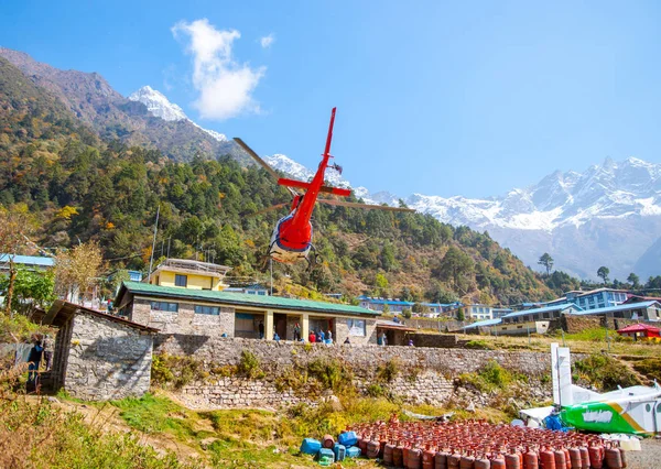 Rädda Helikopter Lukla Airport Himalaya Inspelat Hösten 2013 Nepal Khumbu — Stockfoto