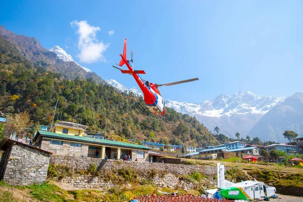Rädda Helikopter Lukla Airport Himalaya Inspelat Hösten 2013 Nepal Khumbu — Stockfoto