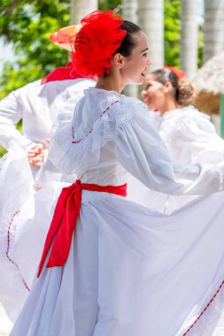Oğlu jarocho la bamba halk dansları dans dansçılar. Küba, bahar 2018