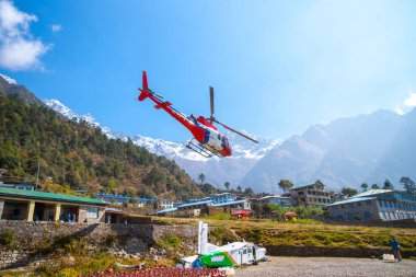 Lukla havaalanına Himalayalar, yakalanan Güz 2013, Nepal, Khumbu bölge'de helikopter kurtarma