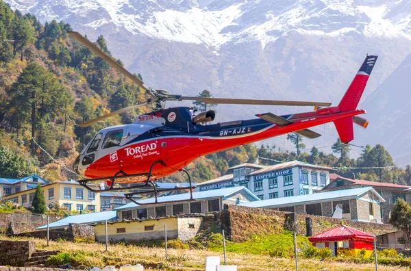 Rädda Helikopter Lukla Airport Himalaya Inspelat Hösten 2013 Nepal Khumbu — Stockfoto