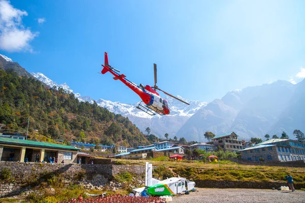 Rädda Helikopter Lukla Airport Himalaya Inspelat Hösten 2013 Nepal Khumbu — Stockfoto