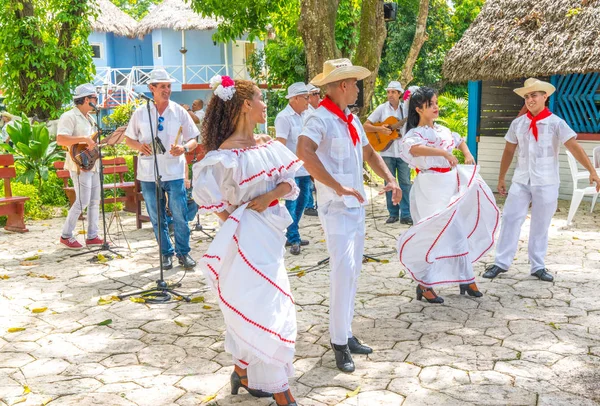 ダンサーの衣装やミュージシャンでは キューバの民俗舞踊を実行します キューバ 2018 — ストック写真