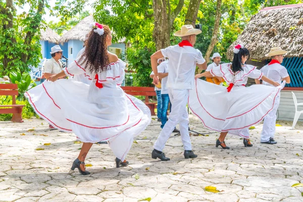 Jelmezek Zenészek Táncosaik Tradicionális Kubai Néptánc Kuba Tavaszi 2018 — Stock Fotó