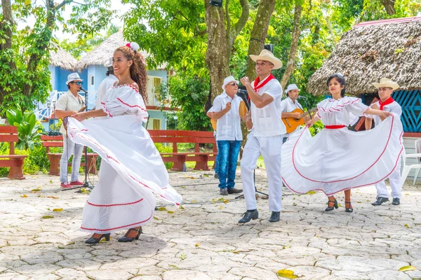 Bailarines Con Disfraces Músicos Realizan Danza Folclórica Tradicional Cubana Cuba — Foto de Stock